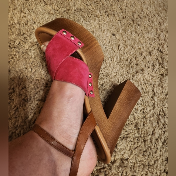 Gorgeous almost NEW hot pink and wood tone velvet heels. Size 7.5. Breckelles. - Picture 7 of 7